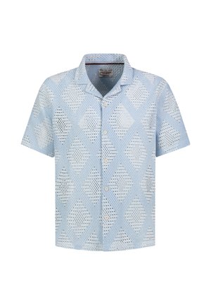 Hellblaues kurzärmeliges Hemd mit Knopfleiste und Kragen, mit einem diamantförmigen, perforierten Muster im gesamten Stoff.