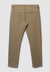 Khakihosen mit schmaler Passform, ausgestattet mit einer glatten Textur, klassischem Fünf-Taschen-Design und gestickten Details an den Taschen.