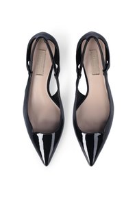 Ballerine in vernice nera con punta a mandorla e aperture laterali, caratterizzate da una finitura liscia e un design minimalista. Soletta interna di un colore neutro chiaro.