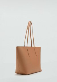 Tan faux leren schoudertas met twee lange handvatten, rechthoekige vorm en textuurovervlak. Geen zichtbare sluitingen of patronen.