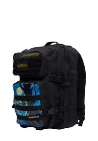 Svart ryggsäck med ett stort framfack som har ett grafiskt mönster i blått och svart. Inkluderar justerbara remmar och kardborrefläckar.