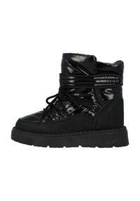 Botas de tobillo negras con cordones que presentan un upper brillante de charol, acentos de ante, suela de goma gruesa y un diseño recogido alrededor del eje.