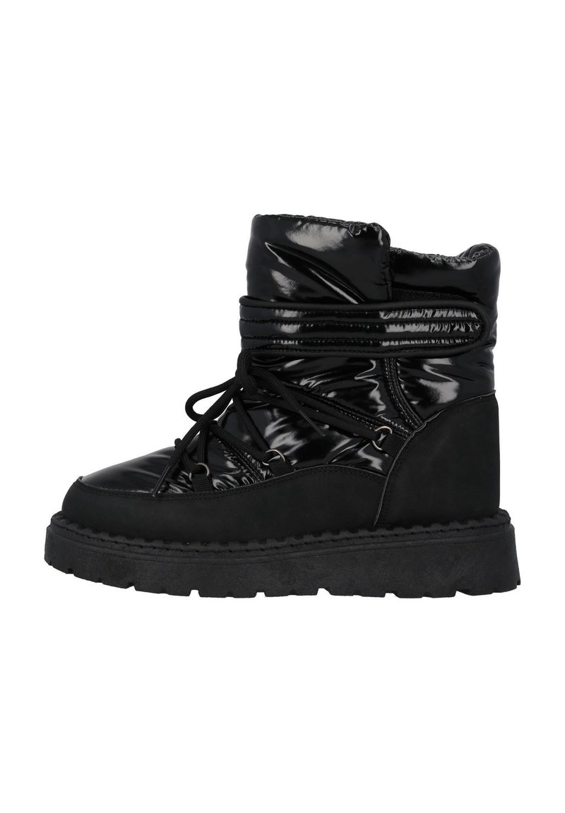Botas de tobillo negras con cordones que presentan un upper brillante de charol, acentos de ante, suela de goma gruesa y un diseño recogido alrededor del eje.