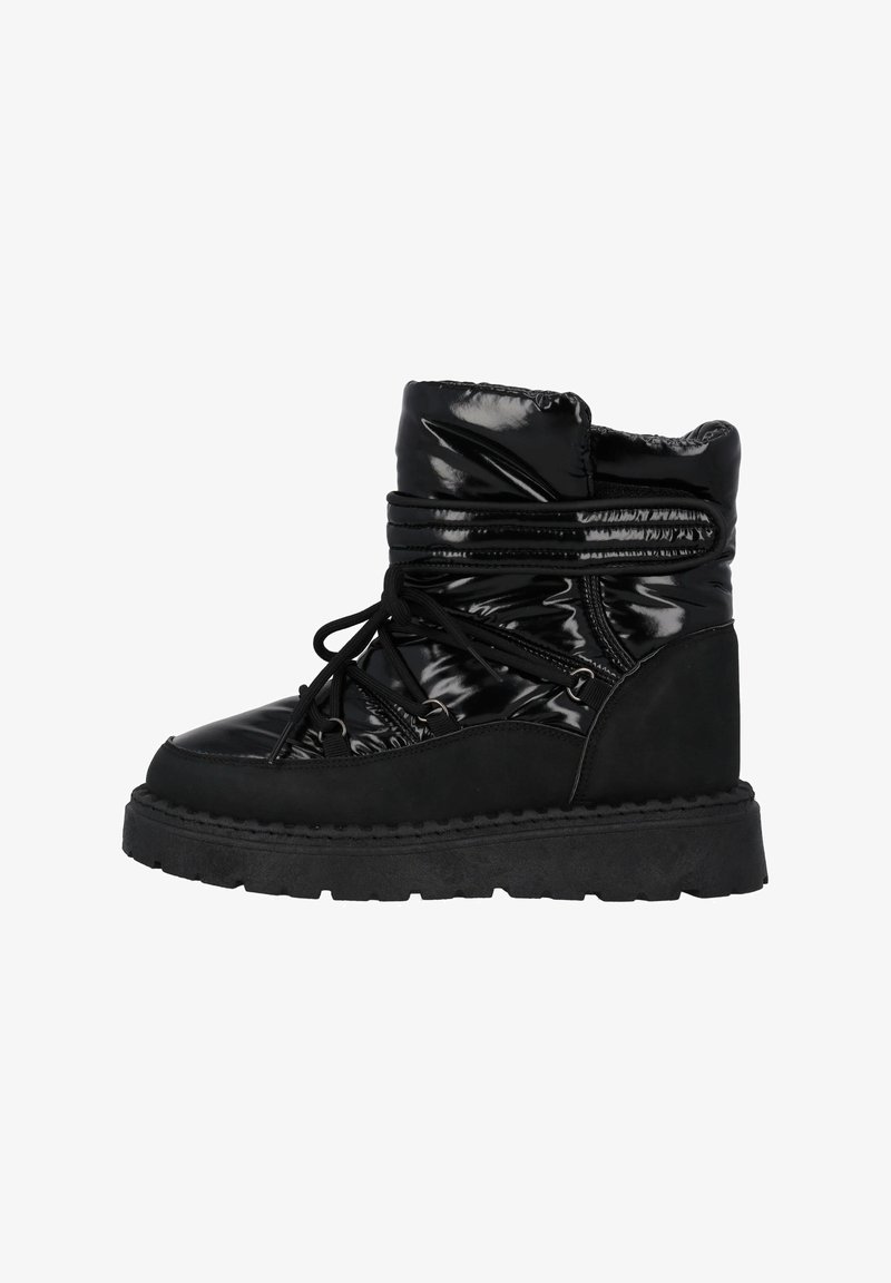 Botas de tobillo negras con cordones que presentan un upper brillante de charol, acentos de ante, suela de goma gruesa y un diseño recogido alrededor del eje.