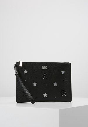 Zwarte lederen clutch met zilveren sterrenvormige uitsparingen en studs. Voorzien van een logo en een afneembare polsband. Gladde textuur en minimalistisch ontwerp.