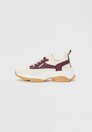 Sneaker bianco e bordeaux con tomaia in mesh, suole in gomma e un motivo testurizzato. Presenta un tab di estrazione e un sistema di allacciatura per una calzata sicura.