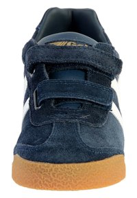 Mörkblå mockasneakers med vita ränder, kardborreband, vadderat inre och strukturerad gummisula.