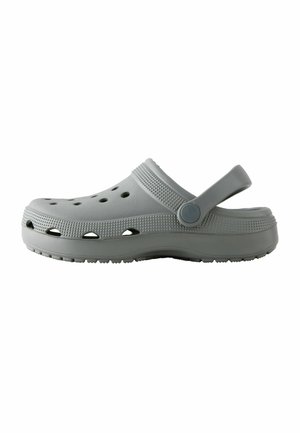 Graue Clogs aus leichtem Material mit Belüftungslöchern, einem Fersenriemen und einer strukturierten Sohle für besseren Halt. Durchgängig glattes Design.