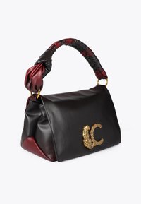 Borsa in pelle nera e bordeaux con manico intrecciato, dettaglio con logo dorato e design annodato sul manico. Tessuto morbido, forma strutturata.