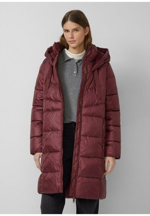 Manteau rembourré bordeaux avec une capuche, design matelassé, fermeture éclair intégrale et poches latérales. Comprend des cordons de serrage réglables et une texture brillante.