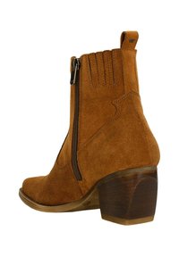 Brązowe zamszowe botki za kostkę z bocznym zamkiem, obcasem w kształcie bloku i pionowymi przeszyciami z przodu. Teksturowana powierzchnia.