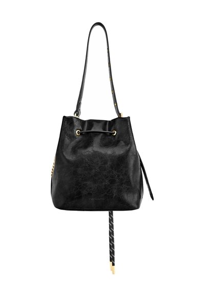 Črna vedrovka iz teksturirane usnje z dolgim nastavljivim trakom, zlato obrobljenimi luknjicami in zapiranjem z vrvico s črno-belim vrvnim koncem.