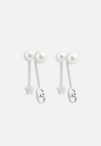 Orecchini pendenti lunghi con grandi perle bianche, catene color argento, un accento a stella con strass e un elemento di design a forma di targhetta.