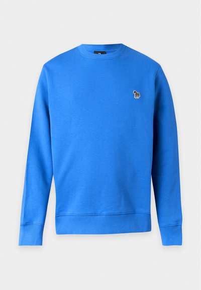 Sweat-shirt bleu à manches longues avec col rond et petit logo zèbre multicolore sur la poitrine gauche sur fond blanc uni.