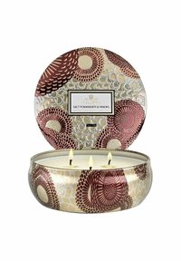 Voluspa VOLUSPA 3-WICK CANDLE DECORATIVE TIN GILT POMANDER & HINOKI 340G - Doftljus - blue