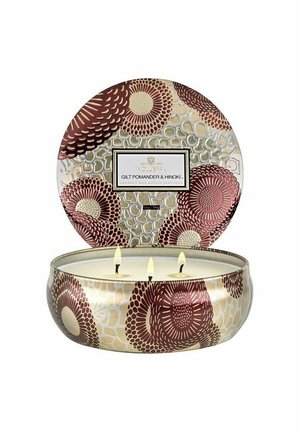 VOLUSPA 3-WICK CANDLE DECORATIVE TIN GILT POMANDER & HINOKI 340G - Doftljus - blue