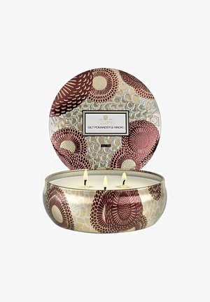 Voluspa VOLUSPA 3-WICK CANDLE DECORATIVE TIN GILT POMANDER & HINOKI 340G - Duftlys - blue