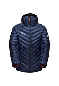Blauwe geïsoleerde jas met een capuchon, voorzien van een chevronpatroon, zwarte voering en oranje accenten op de rits en manchet.