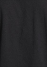 Schwarzer Baumwollstoff mit glatter Textur und leichtem Stretch. Die Oberfläche ist einfarbig ohne sichtbare Muster oder Verzierungen.