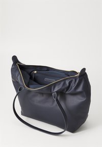 Mørkeblå syntetisk skinn tote bag med samlet topp, gullglidelås, to robuste håndtak og en strukturert innside med en glidelåslomme.