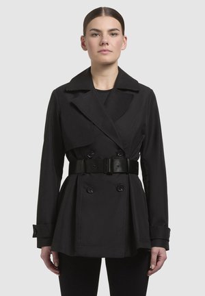 Sort trenchcoat med dobbeltbrystet design, bred krave og bælte. Fremstillet af et glat materiale, har lange ærmer og knaplukninger ved håndleddene.