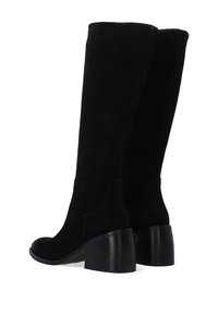 Zwarte suède kniehoge laarzen met een ronde neus en een middelgrote blokhak, met een gladde textuur en minimale stiksels.