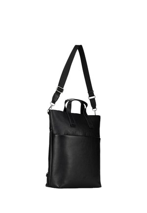 Schwarze Ledertasche mit verstellbarem Schulterriemen und zwei oberen Griffen, ausgestattet mit einer vorderen Einschubtasche und silbernen Beschlägen.