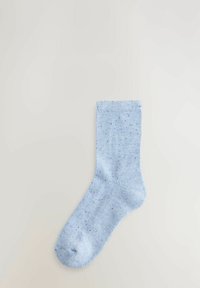 Helle blaue Baumwollsocke mit strukturiertem Finish und gesprenkeltem Muster, ausgestattet mit einem gerippten Bündchen und einem glatten Zehenbereich.