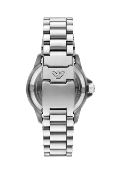 Horlogeband van roestvrij staal met een vouwsluiting met het Emporio Armani-logo op de sluitingskap.