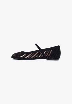 Scarpa Mary Jane nera, piatta con design a rete a forma di diamante e un cinturino singolo sulla parte superiore, mostrata di profilo su sfondo bianco.