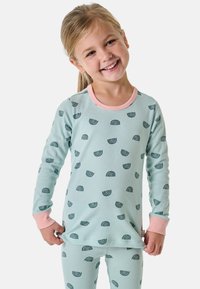Lichtblauwe pyjama's met donkere regenboogpatronen, lange mouwen en roze manchetten. Zachte stof met een ruime pasvorm. Bijpassende broek inbegrepen.