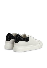 Weiße Leder-Sneaker mit einer strukturierten schwarzen Stoffferse mit dezentem Glanz, flacher Gummisohle und strukturiertem schwarzen Akzent hinten.
