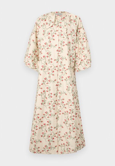 Robe longue couleur crème en tissu doux, ornée de motifs floraux rouges et de vignes vertes. Elle présente une silhouette décontractée et des manches bouffantes.