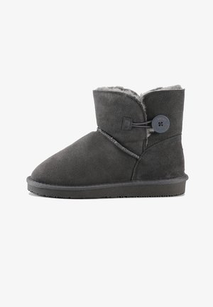 Szare zamszowe botki za kostkę z okrągłym noskiem, miękką podszewką i ozdobnym zapięciem na guzik z boku. Płaska gumowa podeszwa.