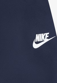 Nike Sportswear LIFESTYLE ESSENTIALS UNISEX SET - Trenirka - midnight navy