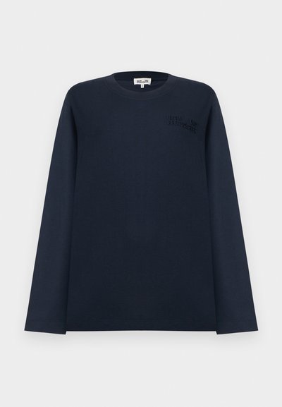 Μακρυμάνικο μπλε ναυτικό μπλουζάκι με στρογγυλή λαιμόκοψη, με διακριτικό κεντημένο κείμενο στο αριστερό πάνω μέρος του στήθους και ετικέτα με το εμπορικό σήμα στο εσωτερικό του γιακά.