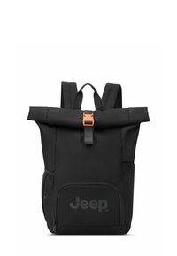 Zaino roll-top nero realizzato in materiale resistente, con una fibbia arancione, tasca laterale in rete e scomparto frontale con zip decorato con logo.
