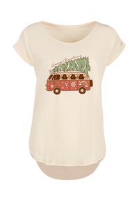 Beige t-shirt met korte mouwen met een vintage rode busgrafiek met een kerstboom bovenop, verfraaid met bloemen en een regenboogontwerp.
