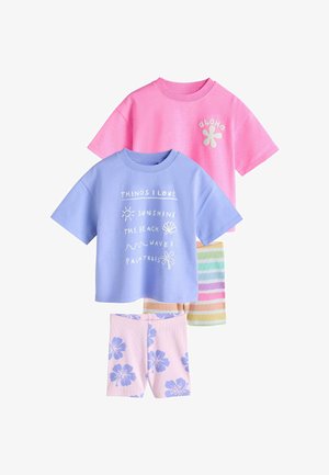 Zwei Kinder-T-Shirts mit kurzen Ärmeln: pink mit „ALOHA“ und Blume, und Lavendel mit strandbezogenem Text; kombiniert mit gestreiften und geblümten Shorts.