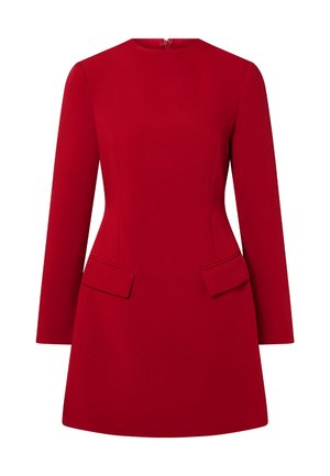 Rød langærmet kjole med rund hals, struktureret design, to forlommer. Glat tekstur og tætsiddende silhuet, knælængde.