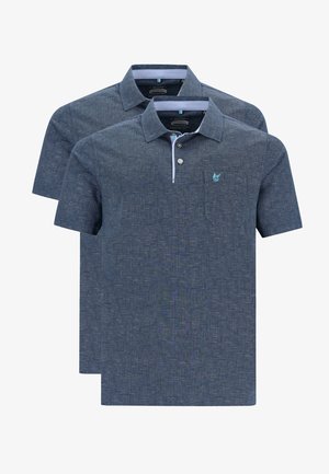 Kaksi laivaston sinistä polo-paitaa, jotka on valmistettu teksturoidusta kankaasta. Paitoihin kuuluu lyhyet hihat, kaulus, kolmipainikeinen napitus ja pieni logo rinnassa.