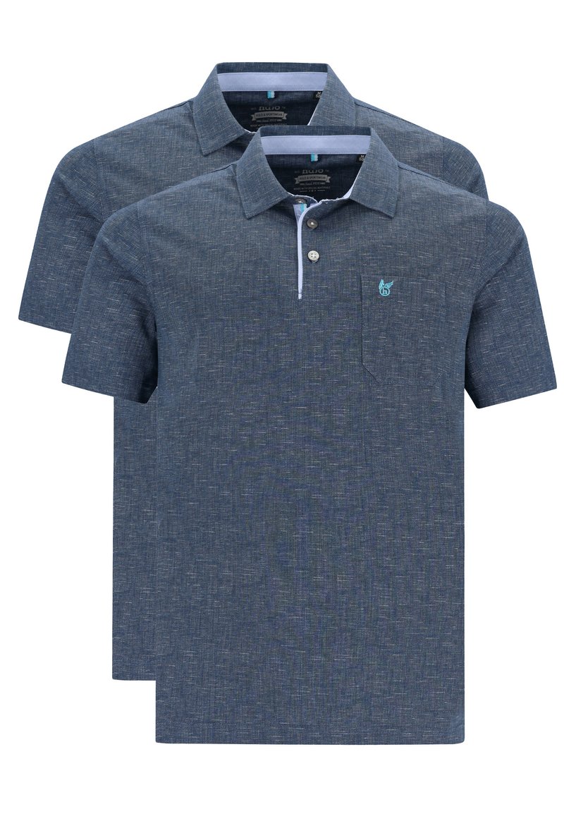 Två marinblå polo skjortor i strukturerat tyg, med korta ärmar, krage, tre-knappsknäppning och en liten logotyp på bröstet.