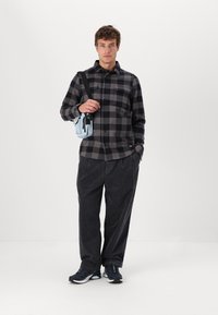 Oakley BEAR COZY  - Srajca - black/grey