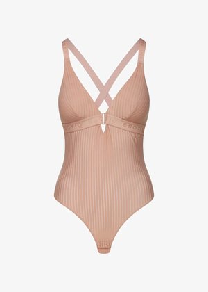Jednoczęściowy kostium kąpielowy w różu z paskami, z krzyżującymi się ramiączkami i bandeau z detalem logo, wykonany z gładkiego, elastycznego materiału.