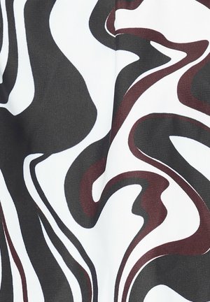 Motif abstrait en noir, blanc et bourgogne sur un tissu texturé. Surface lisse avec un léger éclat et un contraste de couleurs marqué.