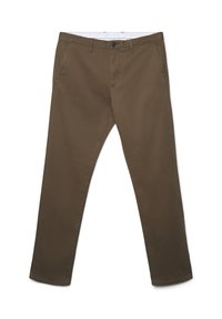 Braune schmal geschnittene Herren-Hosen mit vorderen Taschen, Knopfverschluss und Gürtelschlaufen, flach auf einem weißen Hintergrund ausgelegt.