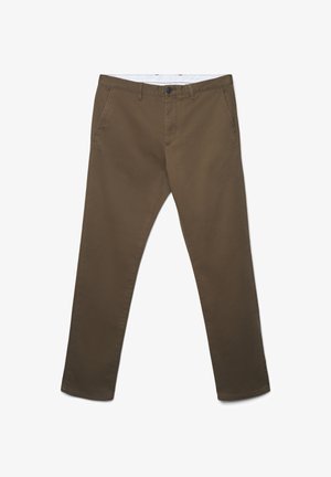 Pantaloni slim-fit da uomo marroni con tasche frontali, chiusura con bottone e passanti per cintura, stesi su uno sfondo bianco.