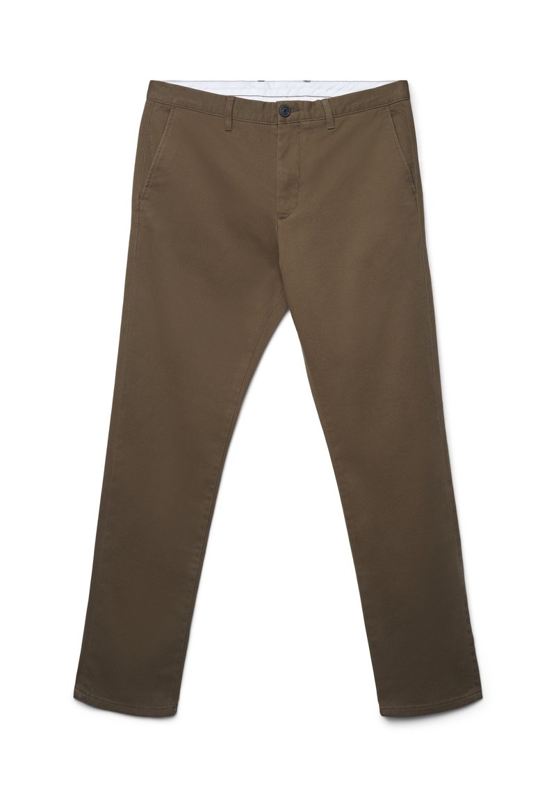 Braune schmal geschnittene Herren-Hosen mit vorderen Taschen, Knopfverschluss und Gürtelschlaufen, flach auf einem weißen Hintergrund ausgelegt.