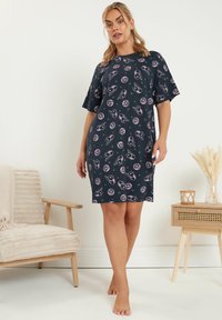 Marinblå nattlinne med rosa planet- och stjärnmönster, avslappnad passform, korta ärmar, mjukt tyg, knälång nederdel och rundad halsringning.