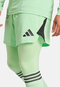 adidas Performance FUSSBALL - TEAM TIRO PRO - Pantalón corto de deporte - gruen